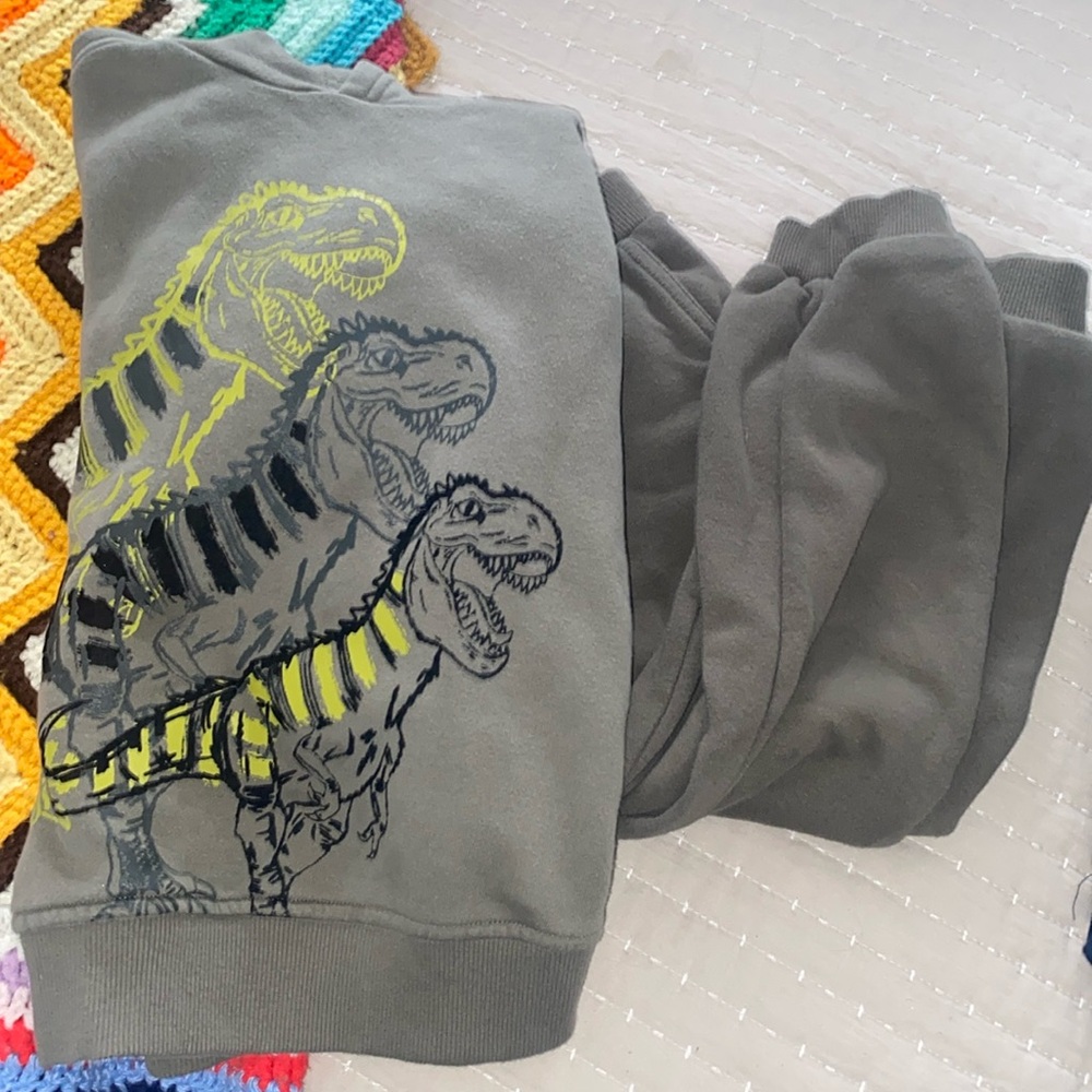 Boys size 6 dinosaur graphic sweatshirt and sweatpants set. Kid Headquarters.